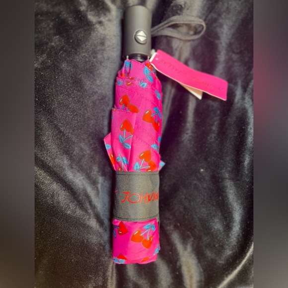 🍒🩷BETSEY JOHNSON Heart Cherries Automatic 42" Umbrella🩷🍒NWT - Picture 5 of 8